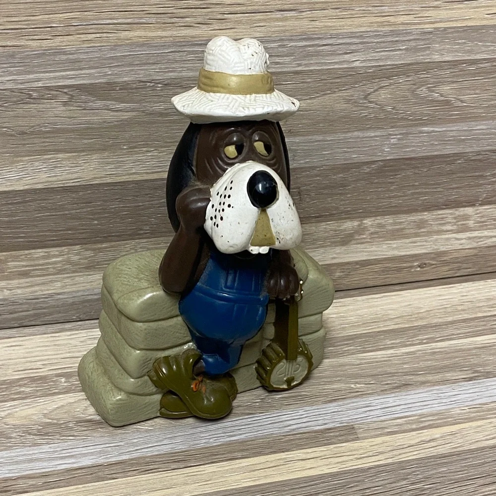 Chuckie cheese Jasper hound Dog Figurine with Hat and Banjo band